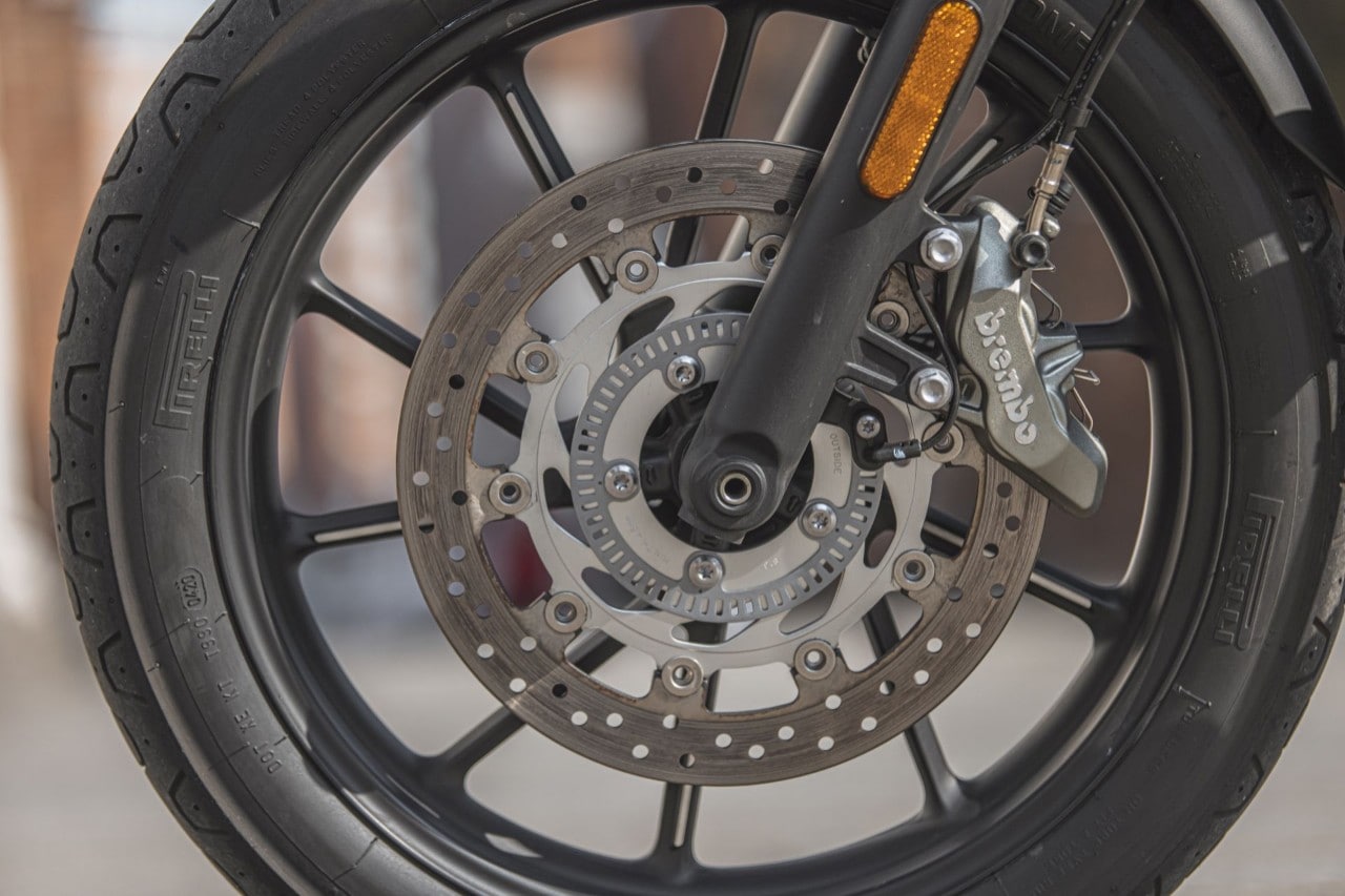 Moto Guzzi V7 Centenario e Triumph Street Twin: questione di PEDIGREE